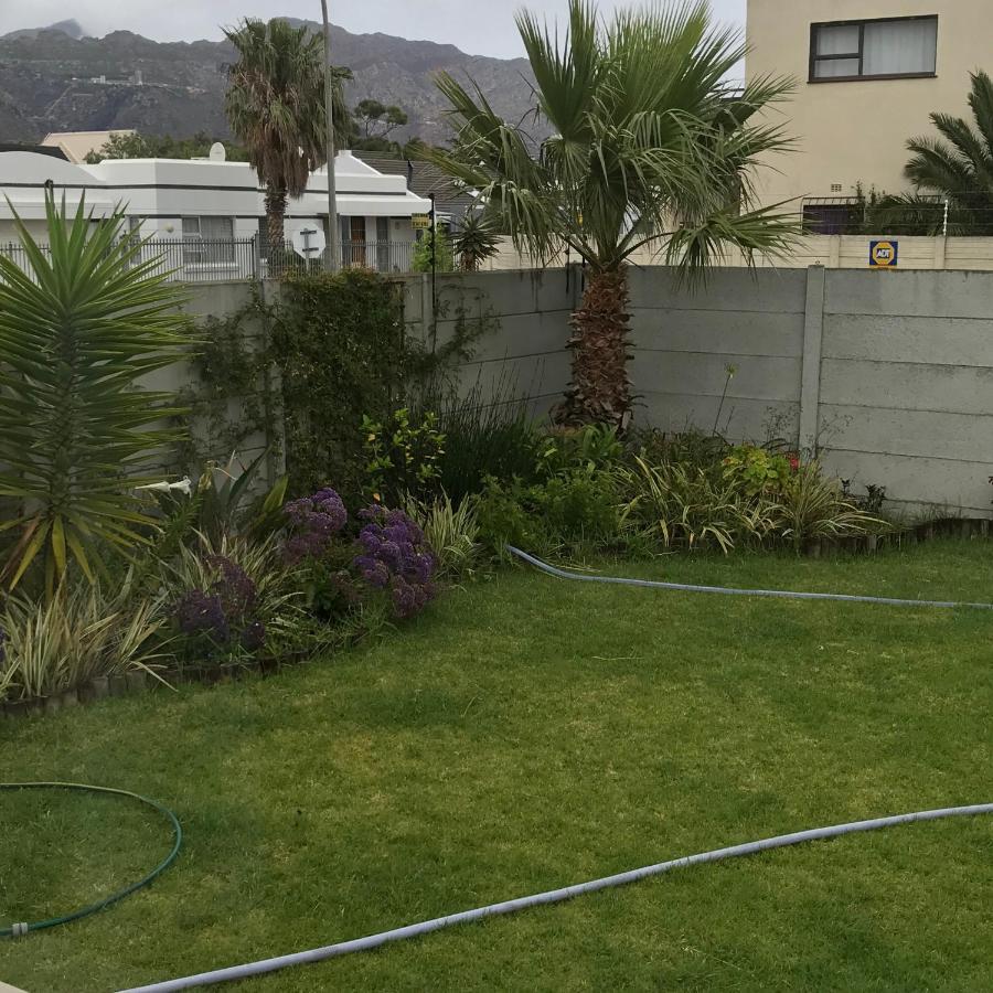 Bay Breeze Guesthouse Selfcatering Gordonʼs Bay Kültér fotó